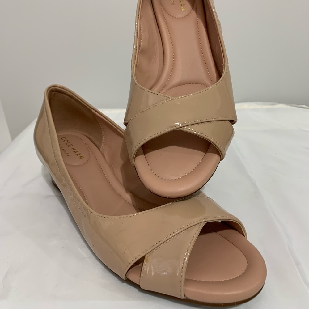 NWOB COLE HAAN Melina Peep Toe Patent Wedge Pumps in Taupe (Sz 6)!